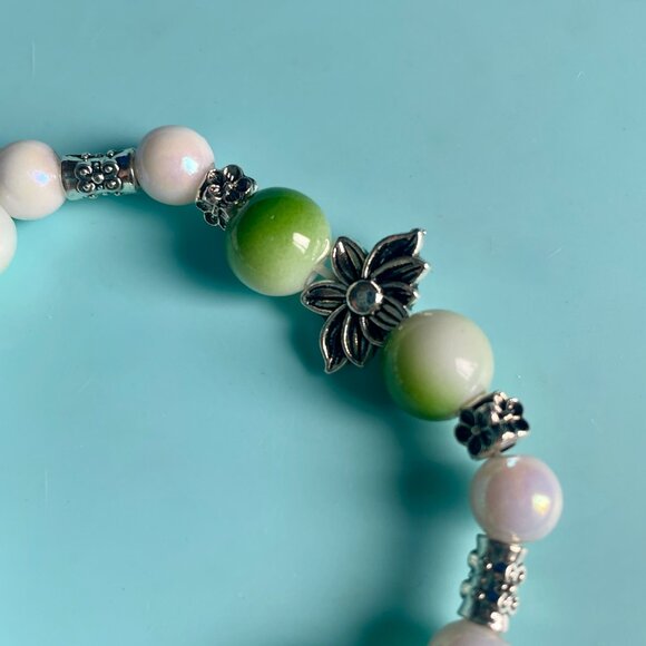Handmade bracelet with beads and dangling butterfly charm - Picture 8 of 9